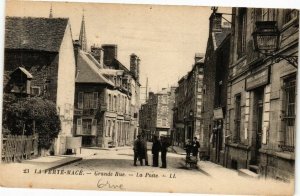 CPA La FERTÉ MACÉ - Grande rue - La poste (195605)