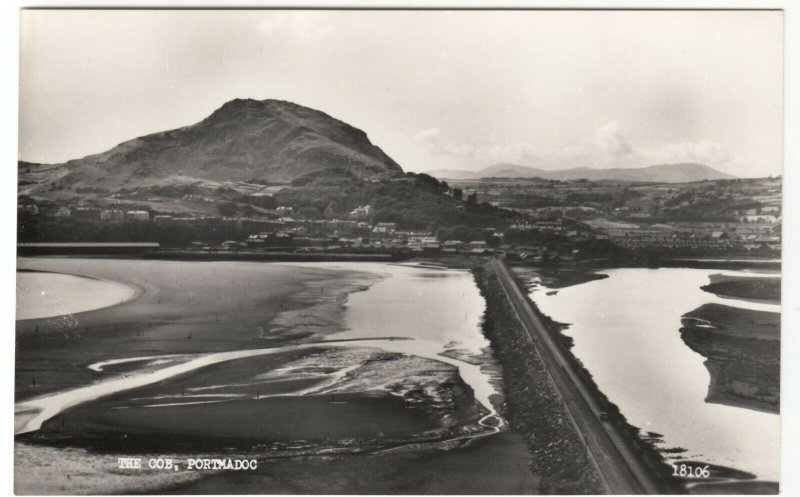 Caernarvonshire The Cob Portmadoc No 18106 RP PPC Unused c 1950s