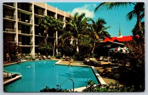 Fort Lauderdale Florida~Howard Johnsons Motor Lodge Swimming Pool~Vtg Postcard