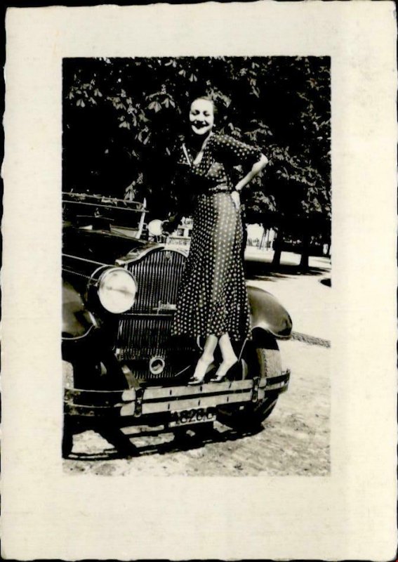 IMV00974 woman romania real photo old car social history