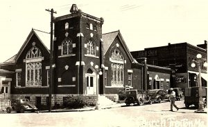 1940s TRENTON MISSOURI BAPTIST CHURCH OLD CARS STAINED GLASS RPPC POSTCARD P1195