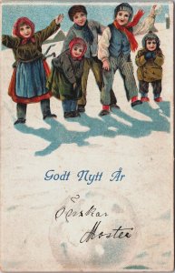 Kids In The Snow Happy New Year, Godt Nytt Ar Vintage Postcard C142