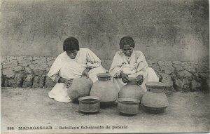 PC MADAGASCAR, BETSIEOS FABRICANTS DE POTERIE, Vintage Postcard (b37945)