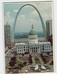 Postcard Kiener Plaza Old Courthouse & Gateway Arch St. Louis Missouri USA