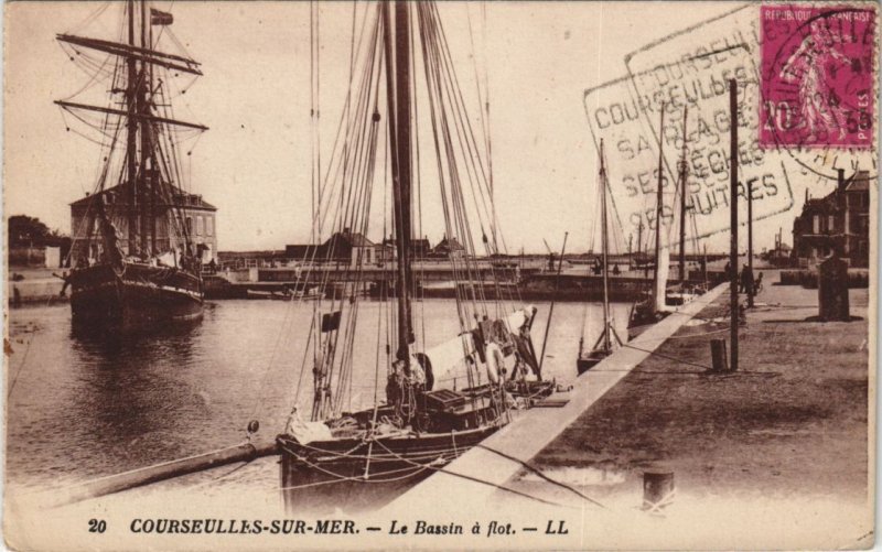 CPA COURSEULLES-sur-MER Le Bassin a Flot (1227357)