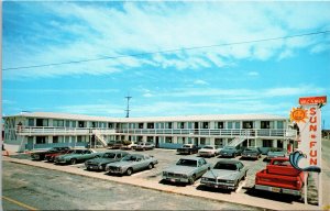 VINTAGE POSTCARD SUN 'N FUN MOTEL AND PARKING AREA AT OCEAN CITY MARYLAND 1970s