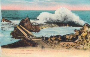 Postcard Europe France Biarritz le rocher de la vierge par gros tempe