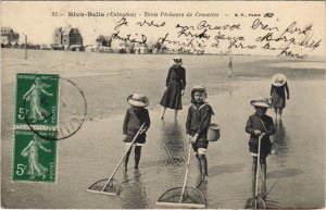 CPA RIVA-BELLA Trois Pecheurs de Crevettes (1227197)