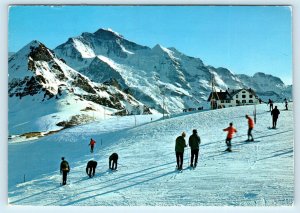 TSCHUGGEN, JUNGFRAU  Switzerland ~ Skiers Männlichen 1972 - 4x6 Postcard