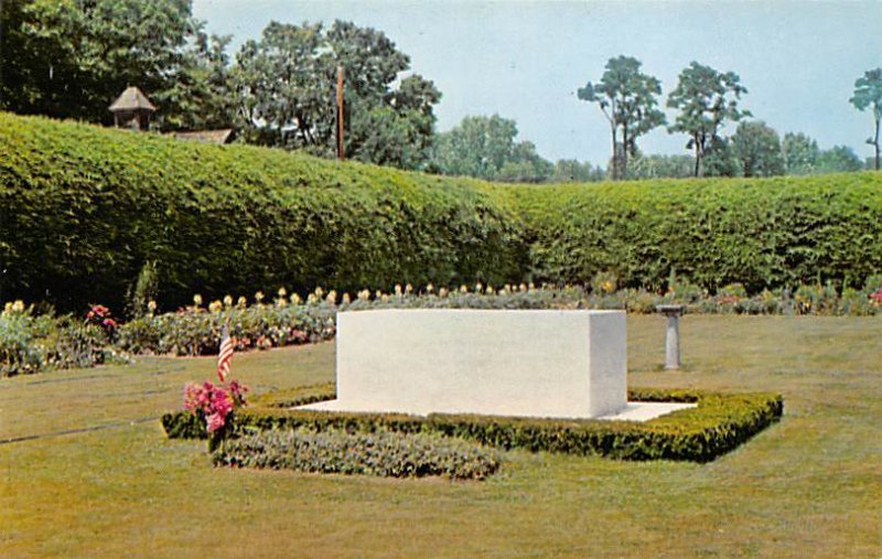 Franklin D. Roosevelt Grave Center of a Rose Garden View Postcard Backing 