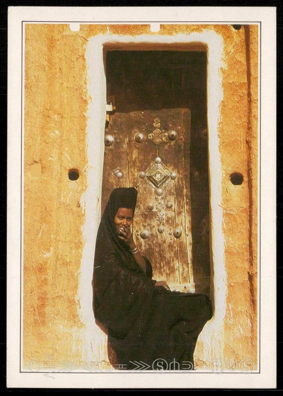Mauritanienne assise sur le pas de sa porte a Oualata Situe