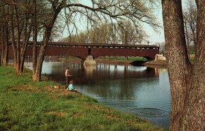 VINTAGE POSTCARD COVERED BRIDGE AT HERSHEY CHOCOLATE TOWN U.S.A.