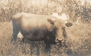 G93/ Interesting RPPC Postcard c1910 Farm Cow Corn Woman Farmer 10