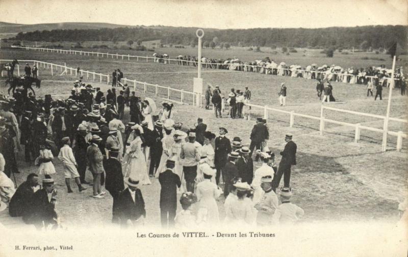 CPA Les Courses de VITTEL Devant les Tribunes (151527)