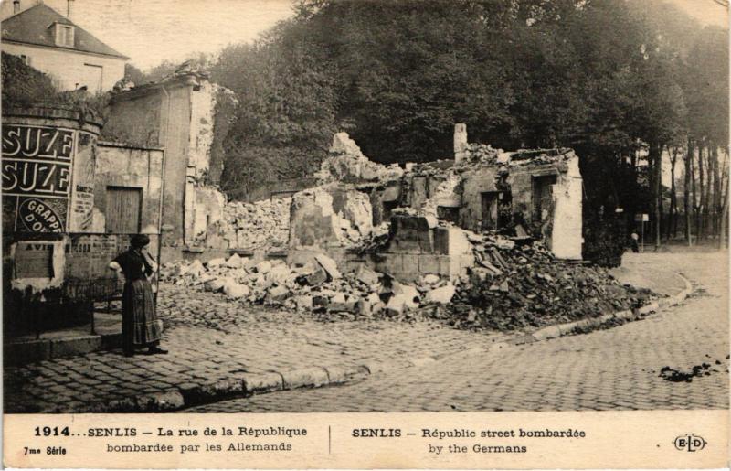 CPA 1914 SENLIS - La rue de la Republique bombardée par les Allemande (291671)