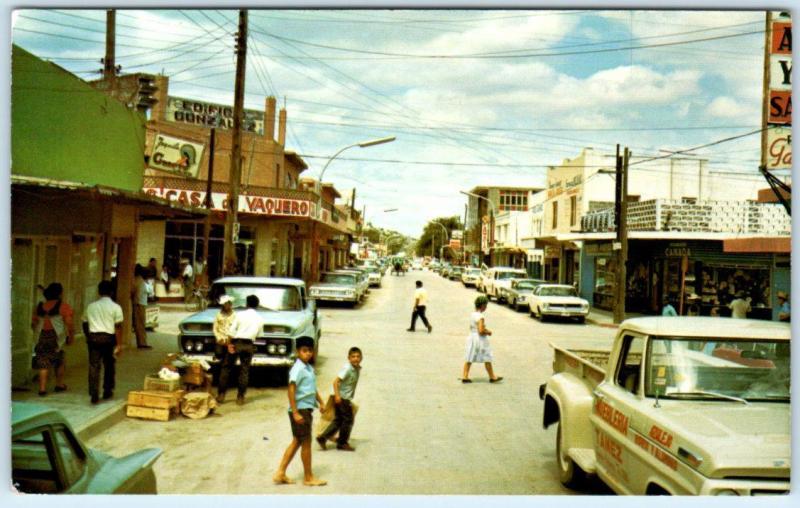 CIUDAD ACUNA, MEXICO  Busy STREET SCENE  ca 1960s Cars & Pickup Trucks  Postcard