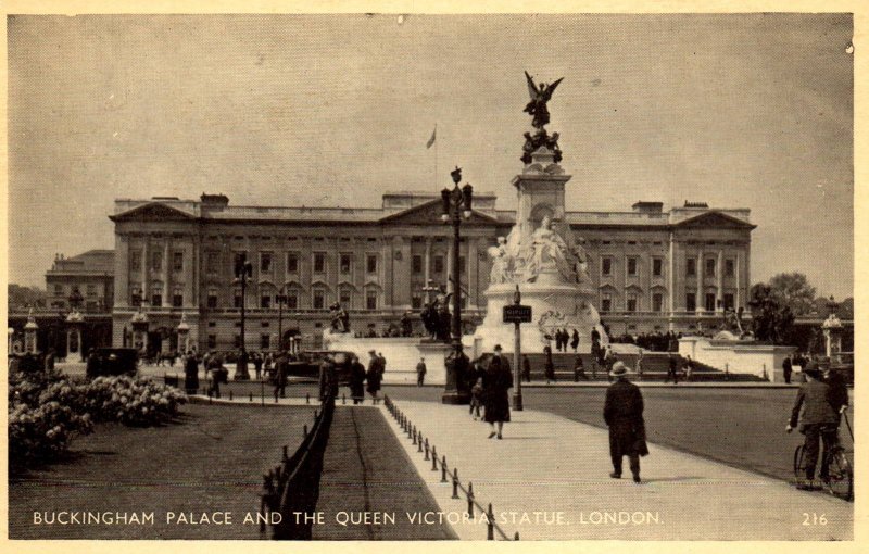 Buckingham Palace,Queen Victoria Statue,London,England,UK