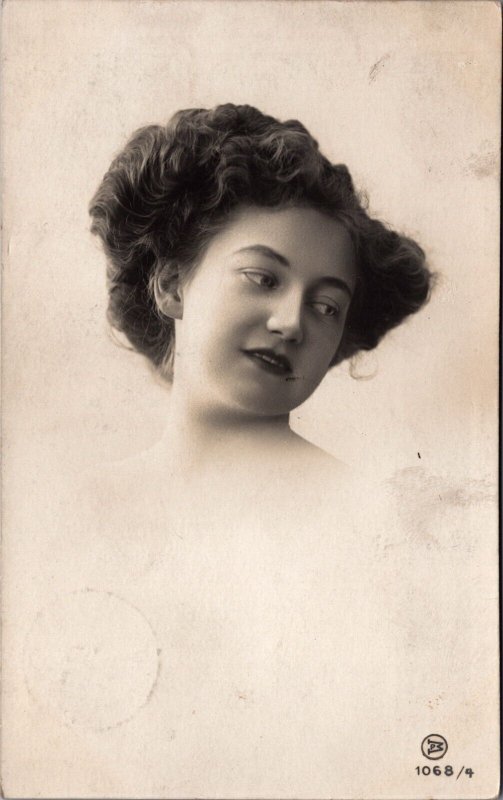 Carte Postale Ancienne Coloriée à La Main – Dames Victoriennes, France 1910