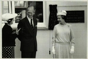 CPM AK HM Queen Elizabeth II & HRH Prince Philip BRITISH ROYALTY (836678)