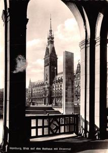 Hamburg - Blick auf das Rathaus mit Ehrenmal, real photo