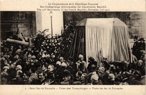 CPA MILITAIRE Sous l'Arc de Triomphe (316565)