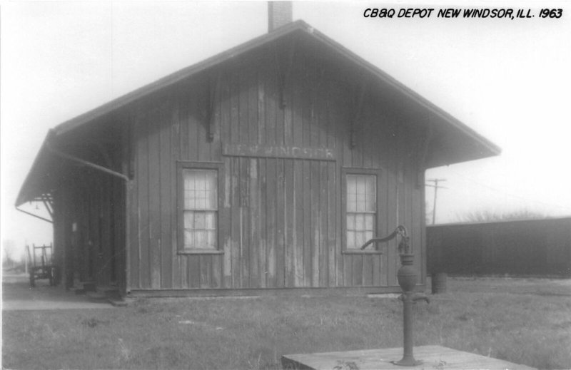 H99/ New Windsor Illinois RPPC Postcard c1963 CB&Q Railroad Depot 42