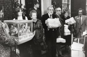 Spike Milligan Battery Hen Protest 10 Downing Street 1979 Press Photo