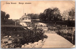 VINTAGE POSTCARD VESSLE IN THE BERGS LOCKS ON GOTA CANAL NEAR LANDTHOJEN SWEDEN