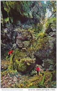 Canada Preacher's Pulpit and Fern Cavern Blue Mountain Scenic Caves Coll...