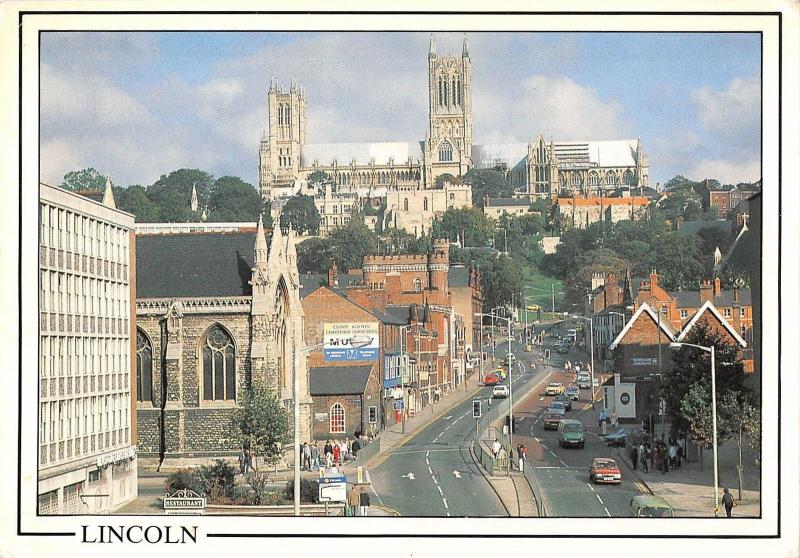 B100268 lincoln car voiture cathedral from broadgate    uk