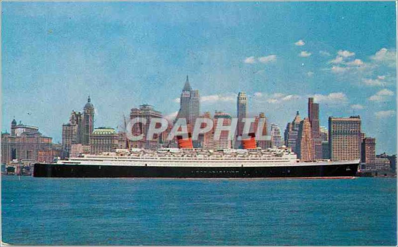 Postcard Modern SS Queen Elizabeth Passing Lower Manhattan New York City Boat