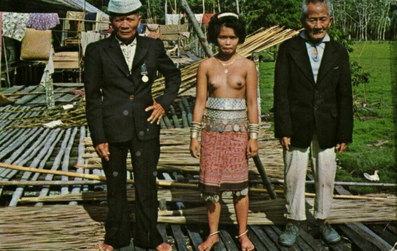 malay malaysia, SARAWAK BORNEO, Native Dayak Chiefs and Nude Woman (1976) SS-78