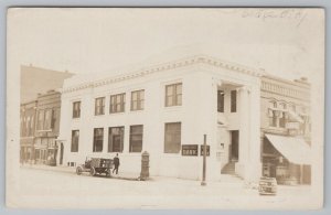 Dodge City KS~Kansas State Bank~Drug Store~Vintage Auto Wagon~Fountain~1908 RPPC
