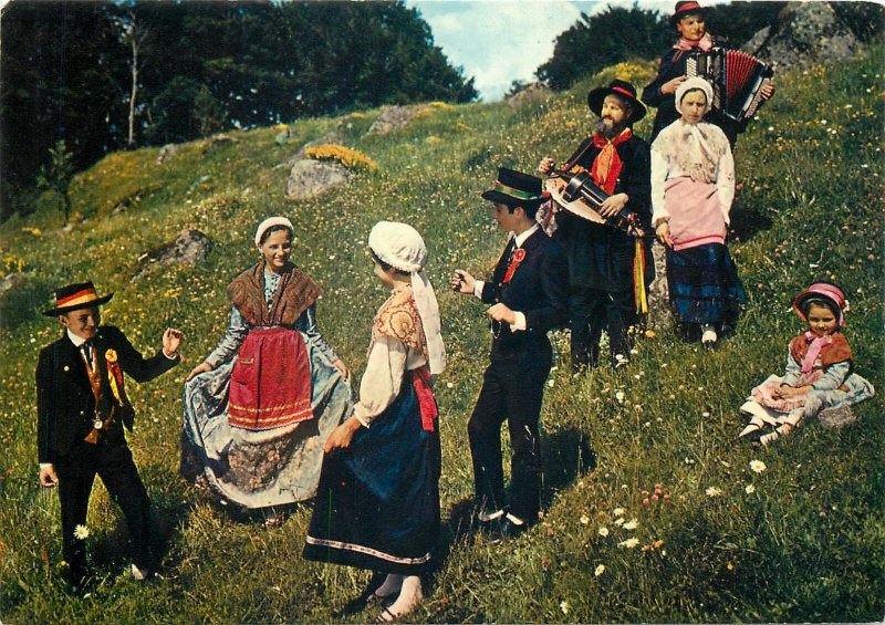 Postcard Ethnic traditions French folklore costumes Auvergne