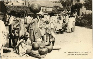 CPA AK TANANARIVE Marchands de poterie indigene MADAGASCAR (709549)