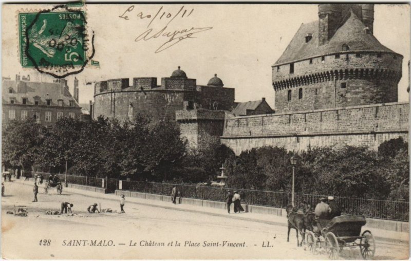 CPA Saint Malo Chateau et la Place St Vincent (1235472) 