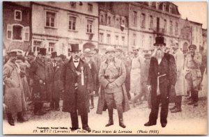 VINTAGE POSTCARD FRENCH SOLDIERS AND LOCAL BURGHERS AT METZ LORRAINE VICTORY WW