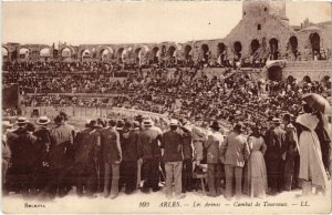 CPA ARLES Les Arenes - Combat de Taureaux (1259927)