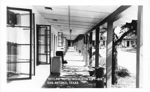 J40/ San Antonio Texas RPPC Postcard c1940s Skyline Motel Porch 379