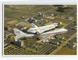 Postcard The space shuttle rides piggyback on a NASA 747 jet, Houston, Texas