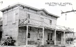 1950s KNOTTS BERRY PLACE BUENA PARK CA GHOST TOWN GOLD HOTEL RPPC POSTCARD P854