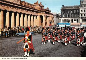 B102441 pipes and drums in edinburgh military militaria scotland