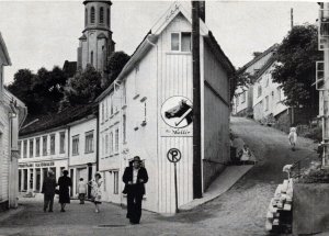 HANDCRAFTED CONTINENTAL SIZE POSTCARD TVEDERSTRAND NORWAY