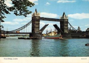 BR89701 tower bridge london ship bateaux  uk