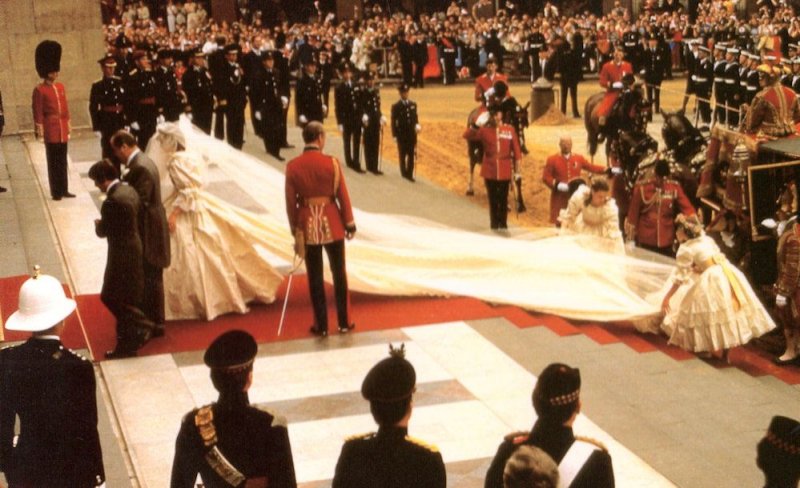 Princess Diana Leaves Glass Royal Coach 1981 Wedding Postcard