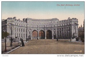 LONDON, England, 1900-1910's; The Mall Archway