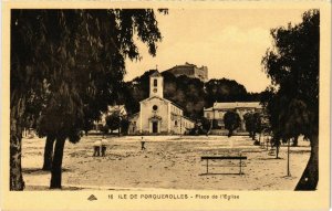 CPA Ile de PORQUEROLLES - Place de l'Église (106897)