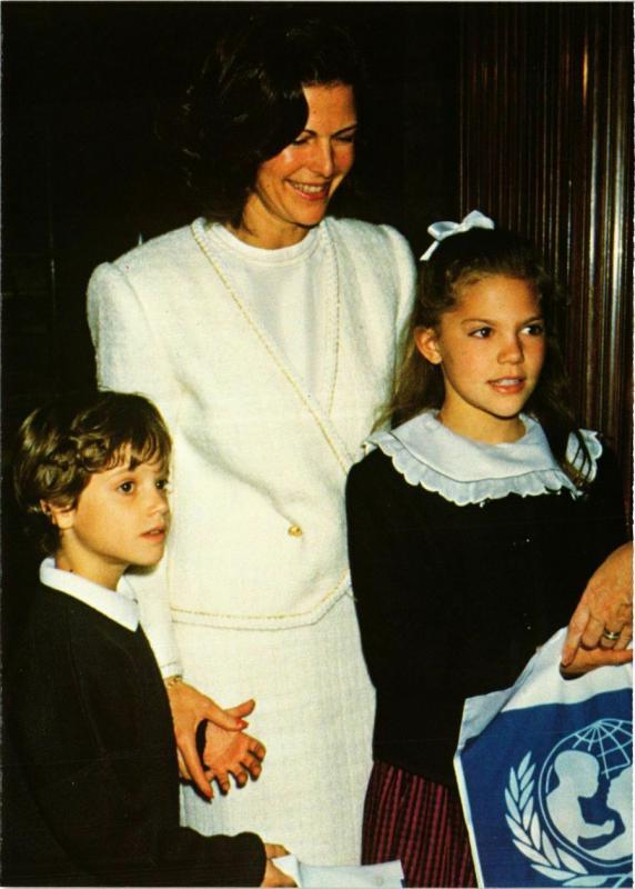 CPM AK Koningin Silvia en Kronprinsessan Victoria Carl SWEDISH ROYALTY (845073)