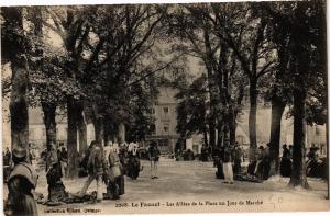 CPA AK Le FAOUET-Les Allées de la Place un Jour de Marché (188626)