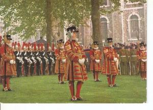Postal 045001 : Tower of London. Yeomen Warders on parade at the Installation...